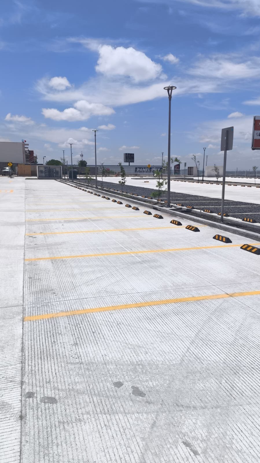 Señalización horizontal en estacionamiento con delimitación de carriles