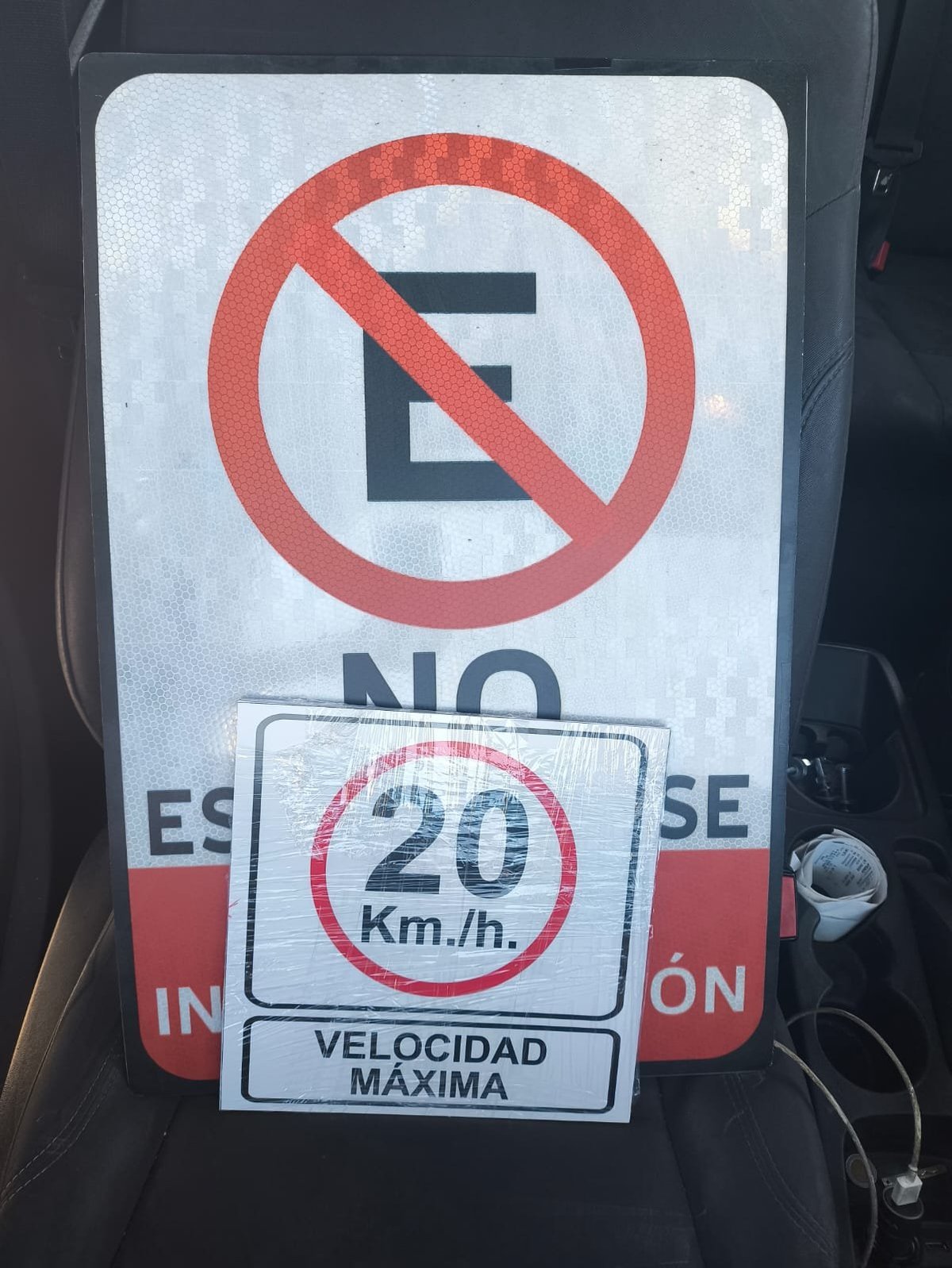Señal de prohibido estacionarse con límite de velocidad