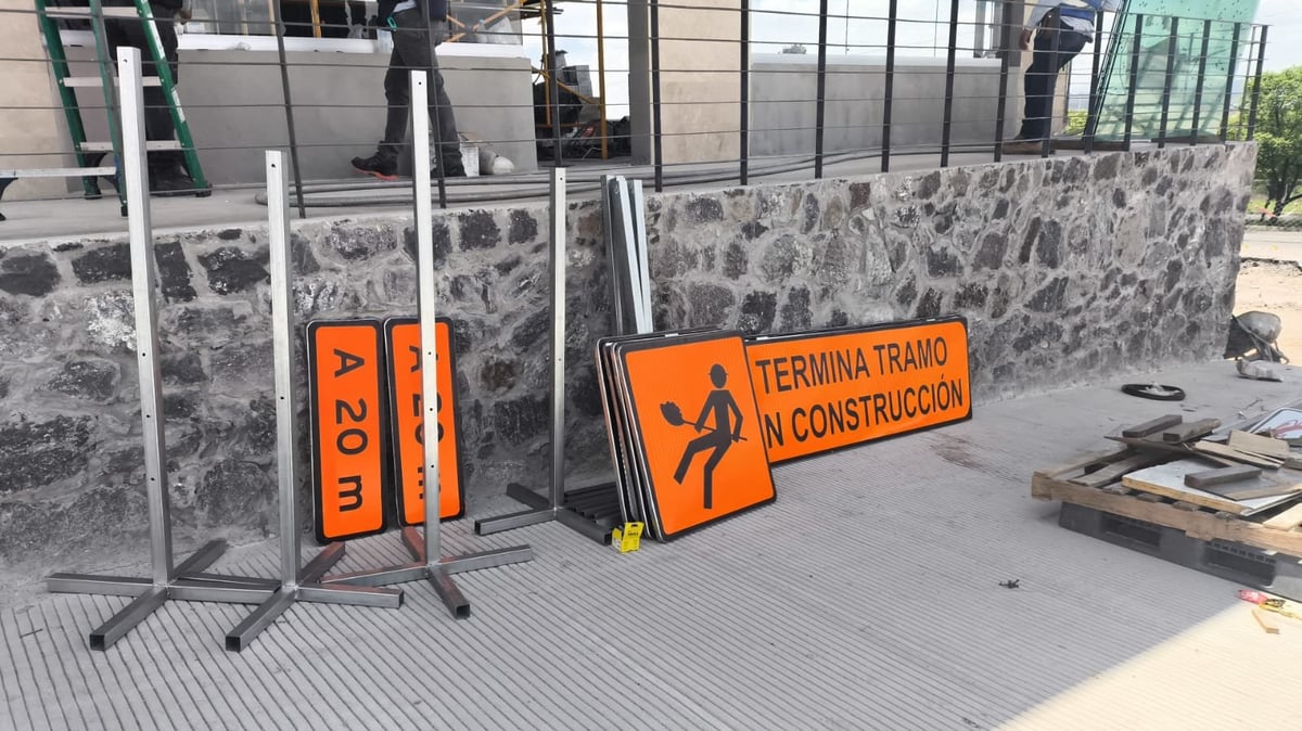 Señales de advertencia en una obra con altura limitada