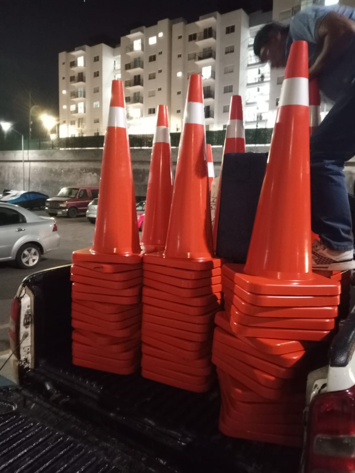Conos de señalamiento vial cargados en una camioneta
